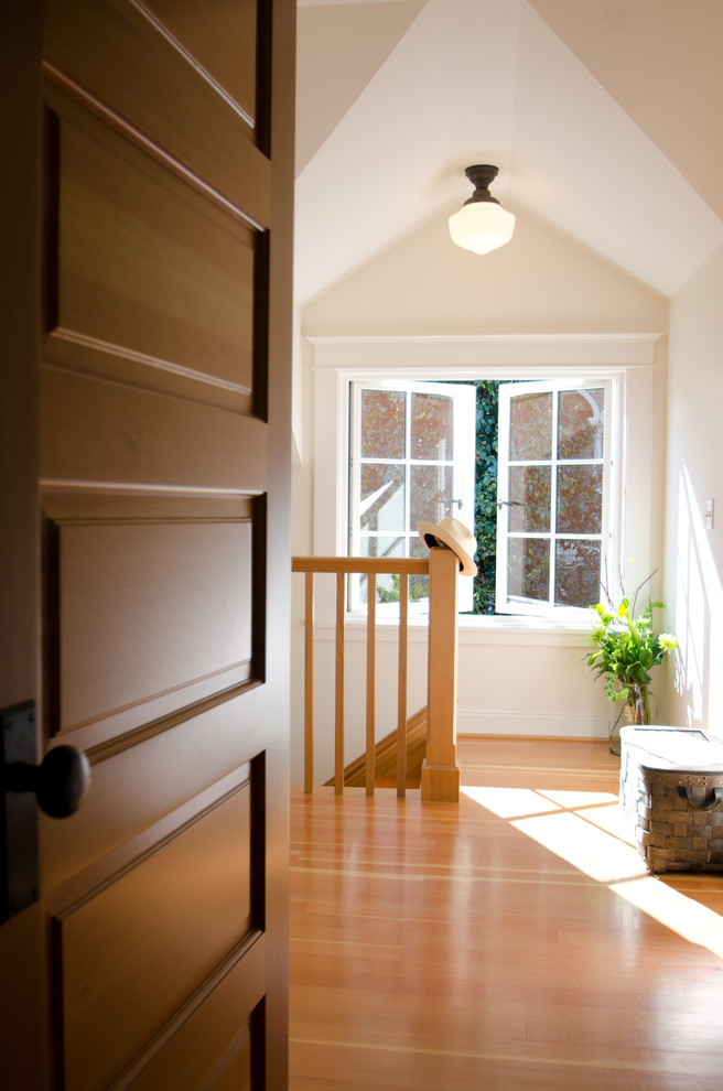 Example of a classic hallway design in Portland