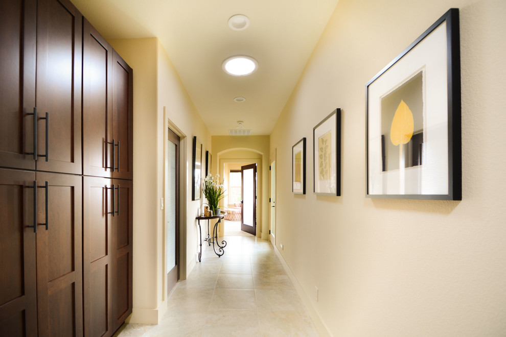 Стильный дизайн: большой коридор в современном стиле с бежевыми стенами и полом из керамической плитки - последний тренд