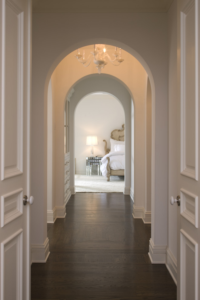 Идея дизайна: коридор в средиземноморском стиле с белыми стенами и коричневым полом