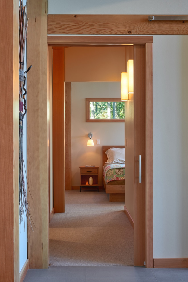 Источник вдохновения для домашнего уюта: маленький коридор в современном стиле с бежевыми стенами и ковровым покрытием для на участке и в саду