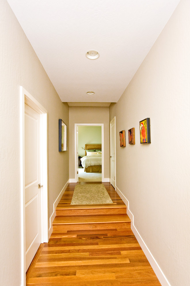 Mittelgroßer Moderner Flur mit beiger Wandfarbe und braunem Holzboden in San Francisco
