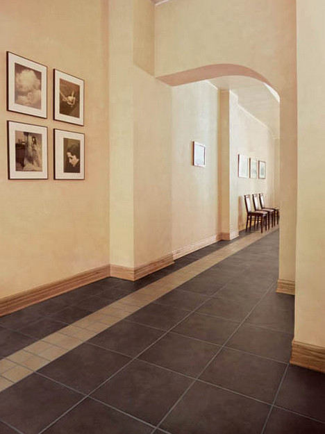 Idées déco pour un couloir contemporain avec un mur beige et un sol en ardoise.
