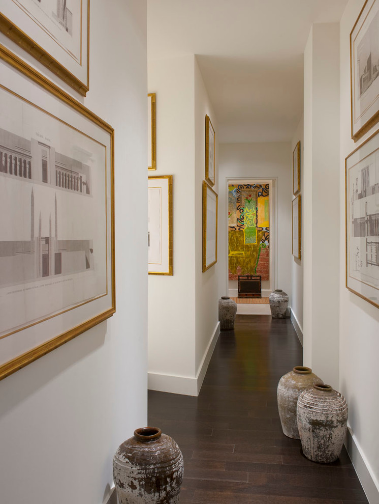 ダラスにある高級な広いエクレクティックスタイルのおしゃれな廊下 (白い壁、濃色無垢フローリング) の写真