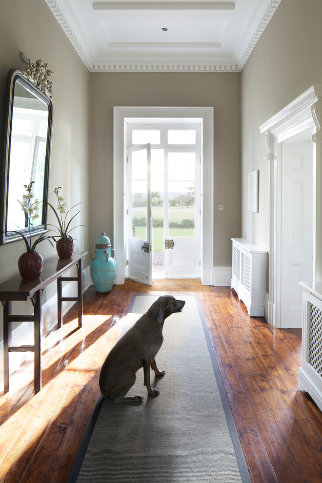 Réalisation d'un couloir champêtre avec un mur beige.