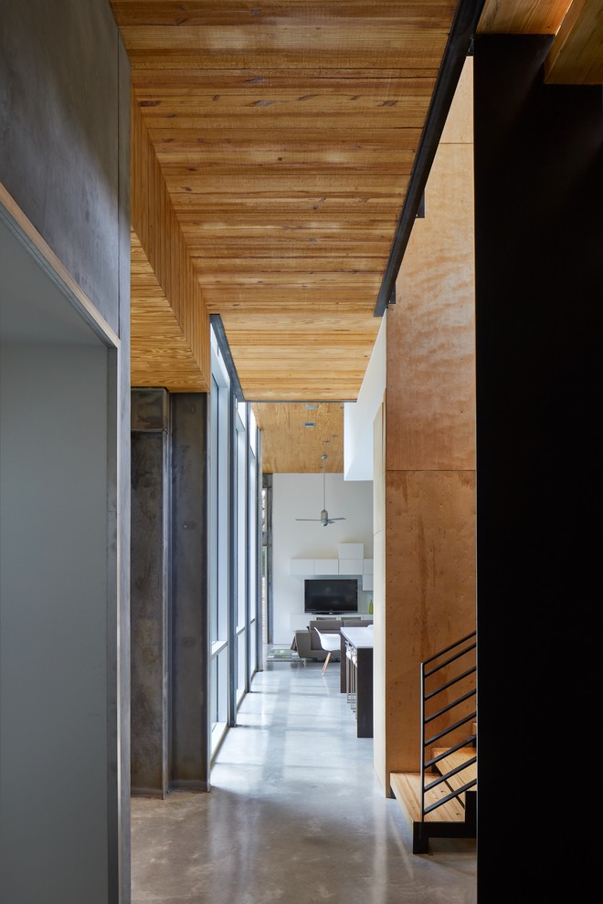 Esempio di un ingresso o corridoio minimalista con pavimento in cemento e pavimento grigio