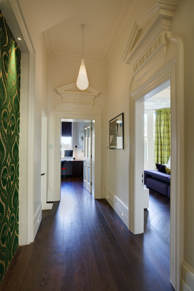 Inspiration pour un grand couloir design avec un mur blanc, parquet foncé et un sol marron.