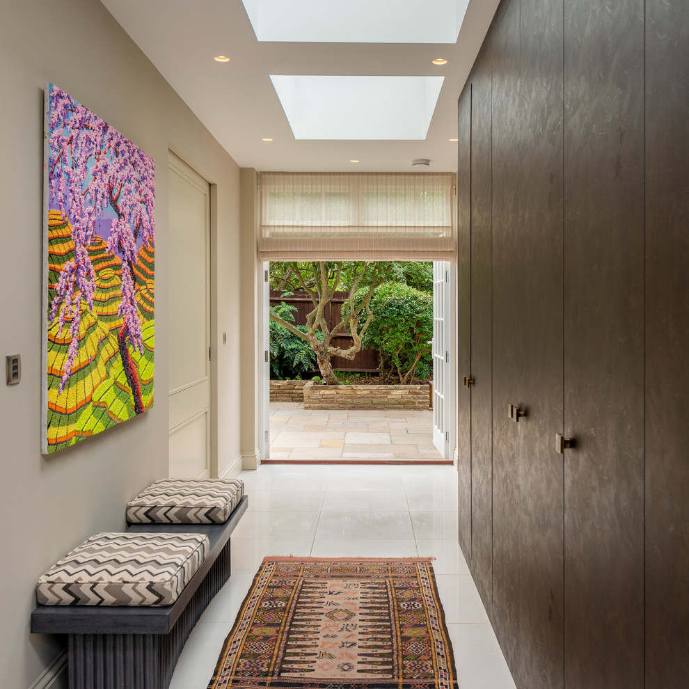 Источник вдохновения для домашнего уюта: коридор среднего размера в стиле неоклассика (современная классика) с бежевыми стенами, полом из керамической плитки и бежевым полом