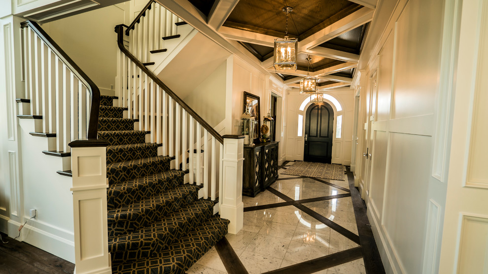 Immagine di un ingresso o corridoio stile marinaro di medie dimensioni con pareti bianche e pavimento in marmo