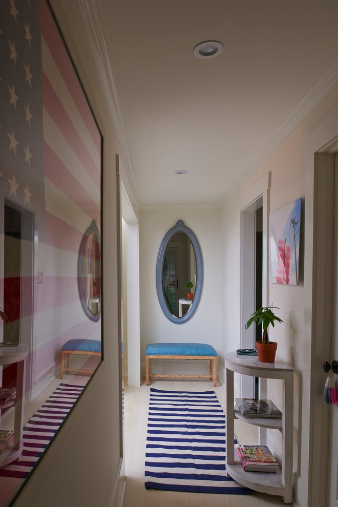 Источник вдохновения для домашнего уюта: коридор среднего размера в морском стиле с белыми стенами и светлым паркетным полом