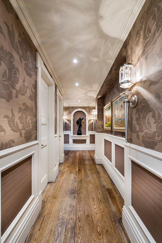 パースにある広いトラディショナルスタイルのおしゃれな廊下 (濃色無垢フローリング、マルチカラーの壁) の写真