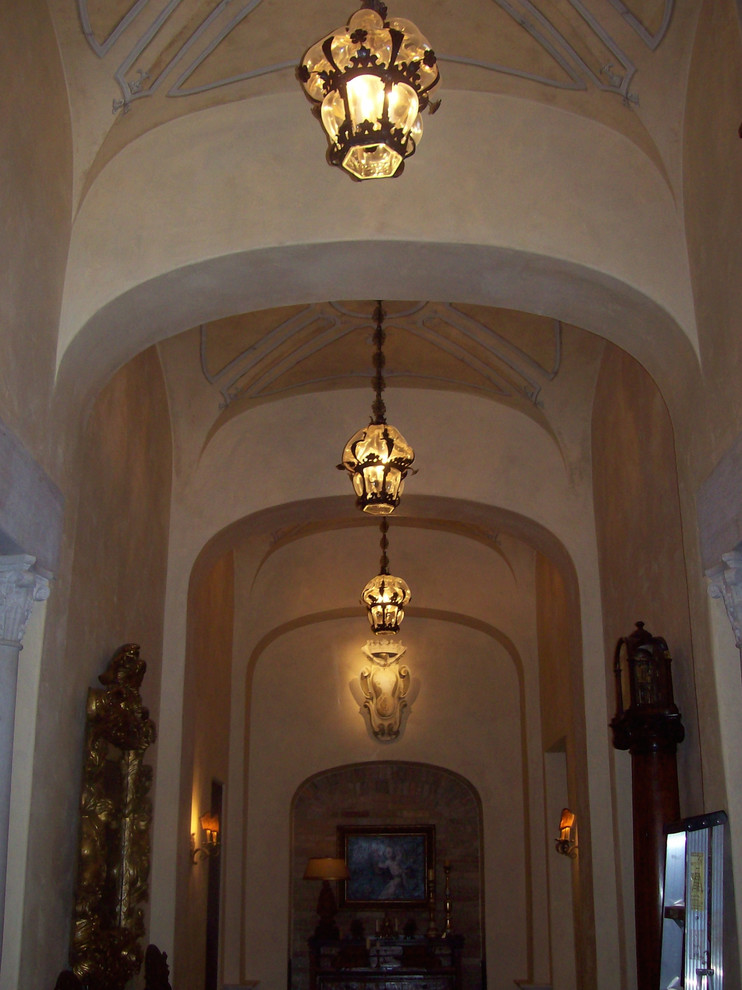 Ejemplo de recibidores y pasillos mediterráneos grandes con paredes beige