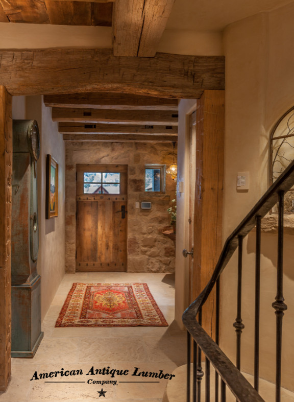 Esempio di un grande ingresso o corridoio rustico con pareti beige, pavimento in pietra calcarea e pavimento beige