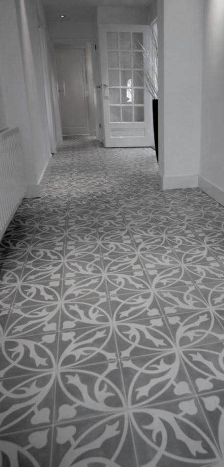 Idée de décoration pour un très grand couloir design avec un mur blanc et un sol en carrelage de porcelaine.