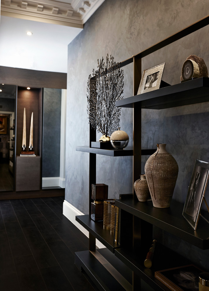 Свежая идея для дизайна: коридор в современном стиле с серыми стенами, темным паркетным полом и черным полом - отличное фото интерьера