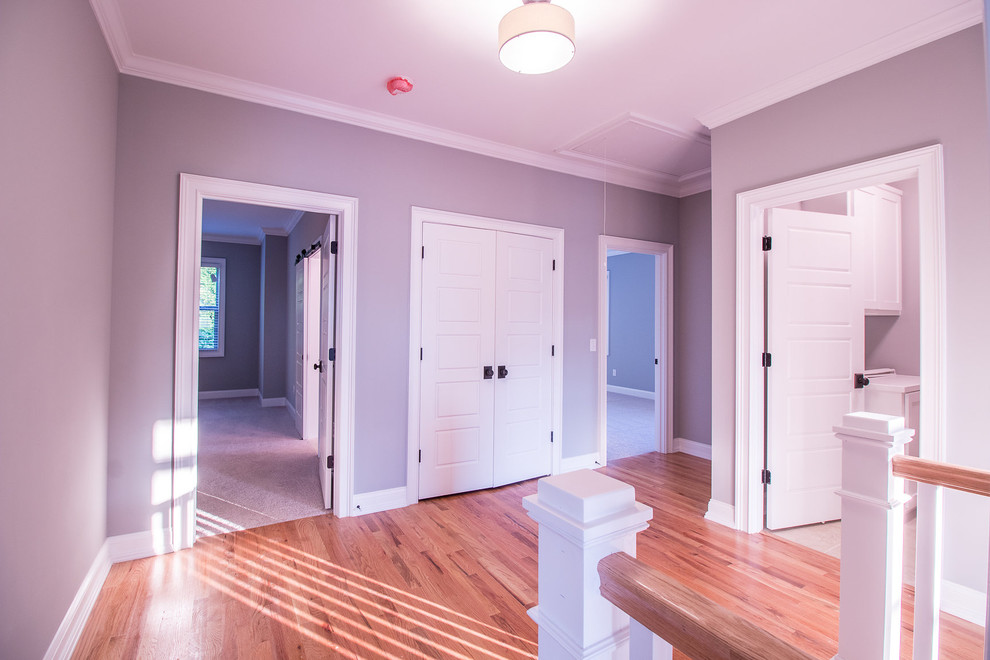 Idées déco pour un petit couloir classique avec un mur gris, parquet clair et un sol beige.