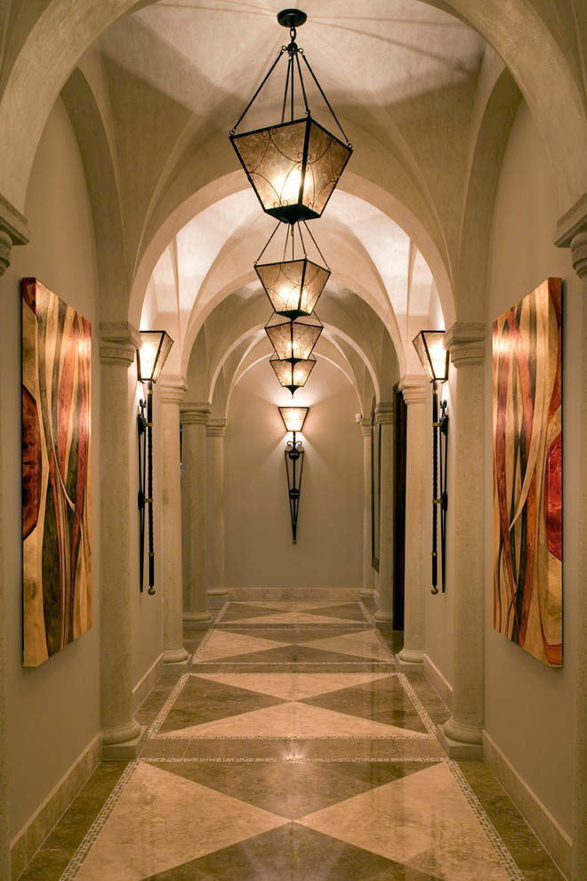 На фото: коридор в средиземноморском стиле с бежевыми стенами с