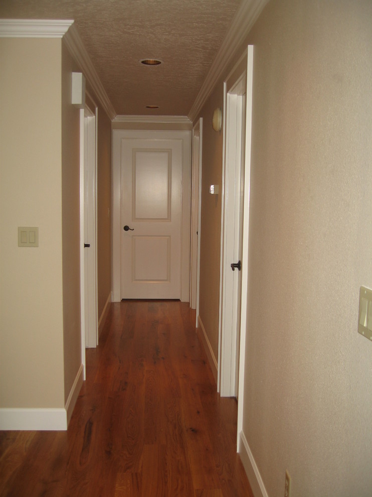 Источник вдохновения для домашнего уюта: большой коридор в классическом стиле с бежевыми стенами и паркетным полом среднего тона