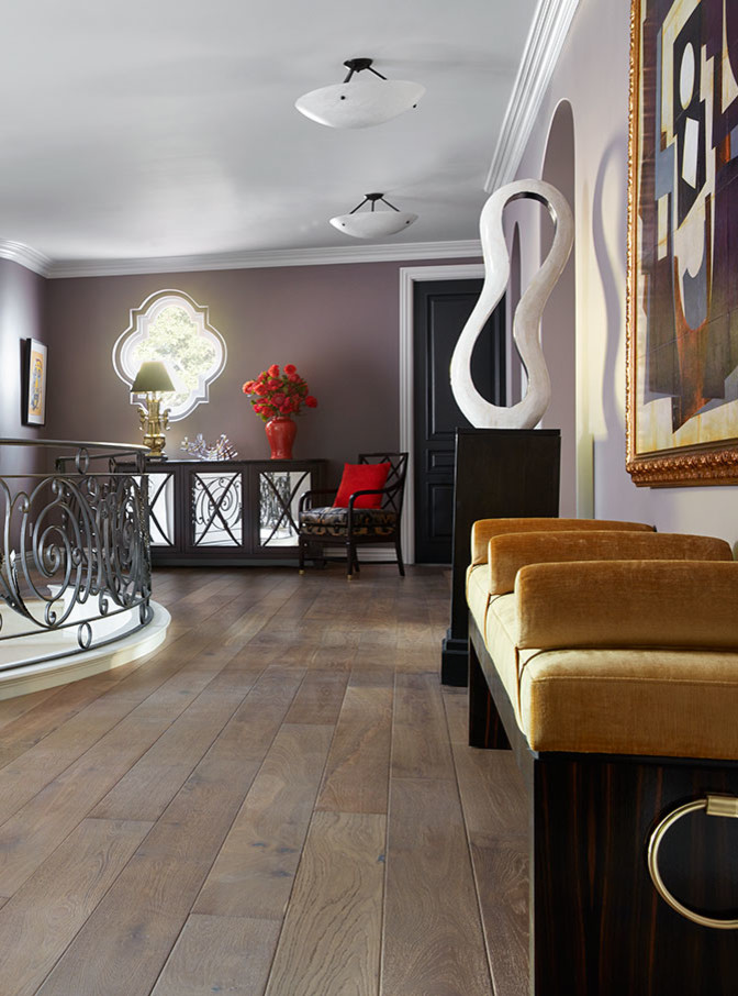 Ispirazione per un ingresso o corridoio design di medie dimensioni con pareti viola e pavimento in legno massello medio