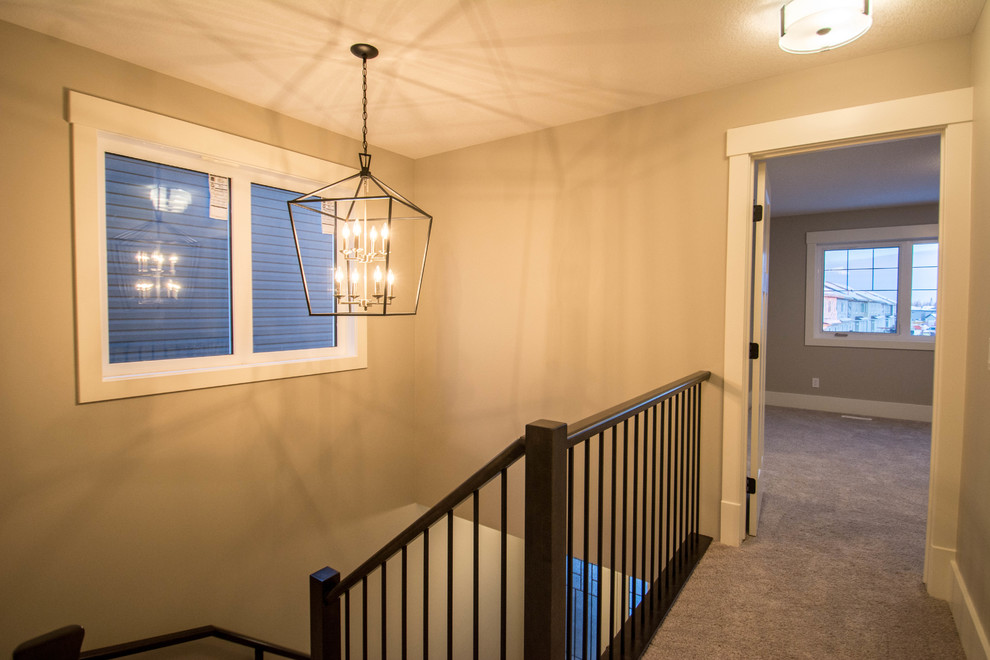 На фото: коридор среднего размера в классическом стиле с коричневыми стенами, ковровым покрытием и коричневым полом