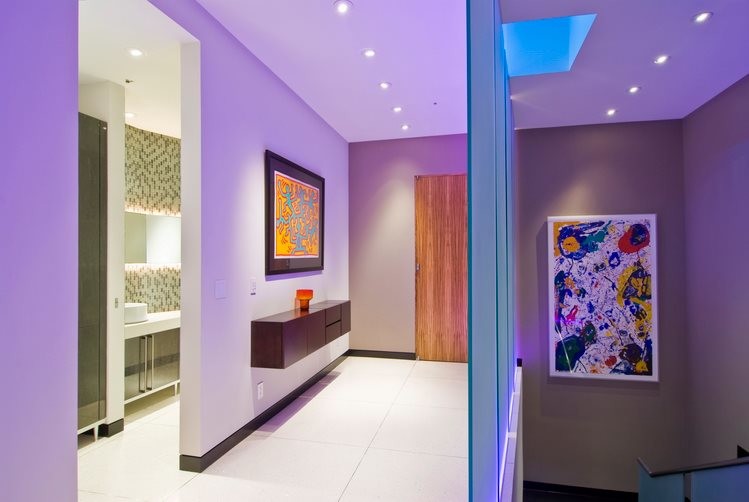 Geräumiges Modernes Foyer mit beiger Wandfarbe, Porzellan-Bodenfliesen, Einzeltür, heller Holzhaustür, weißem Boden und eingelassener Decke in Los Angeles
