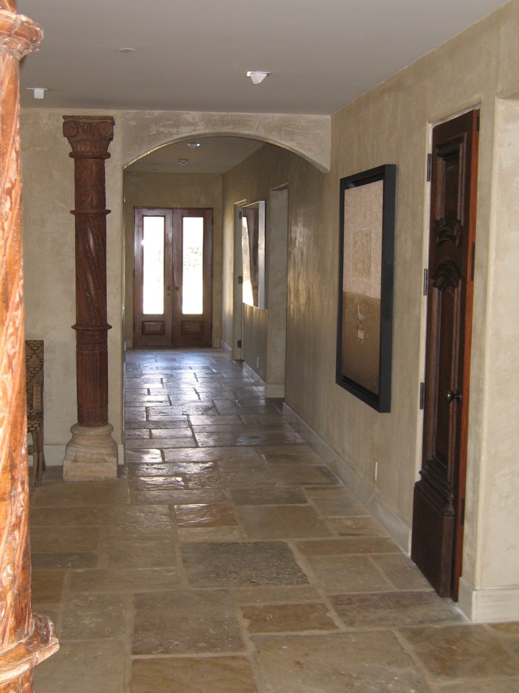 Réalisation d'un couloir méditerranéen de taille moyenne avec un mur beige, un sol en carrelage de céramique et un sol beige.