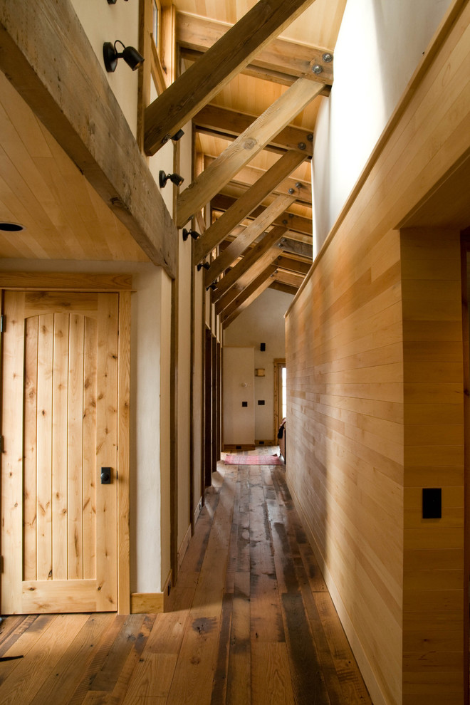 Foto de recibidores y pasillos rústicos con suelo de madera oscura