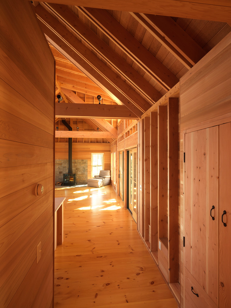 Cette image montre un couloir chalet avec un sol en bois brun.