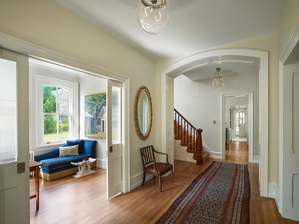 Klassischer Flur mit beiger Wandfarbe, braunem Holzboden und braunem Boden in Philadelphia