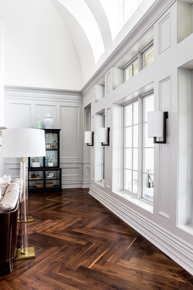 Источник вдохновения для домашнего уюта: большой коридор в стиле неоклассика (современная классика) с серыми стенами и паркетным полом среднего тона