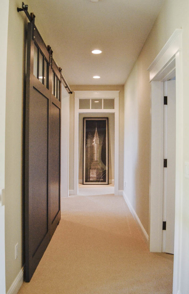 Свежая идея для дизайна: коридор в стиле кантри с бежевыми стенами и ковровым покрытием - отличное фото интерьера