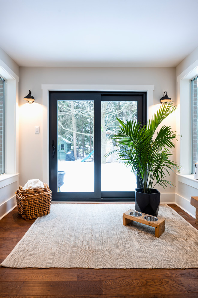 Immagine di un ingresso o corridoio minimalista di medie dimensioni con pareti bianche, pavimento in legno massello medio e pavimento marrone