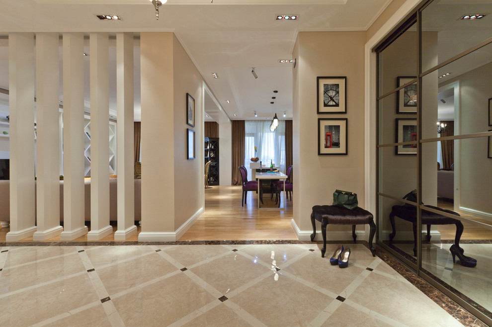 Esempio di un grande ingresso o corridoio boho chic con pareti beige e pavimento con piastrelle in ceramica