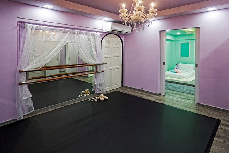 На фото: коридор среднего размера в современном стиле с фиолетовыми стенами и паркетным полом среднего тона