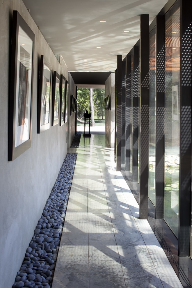 Immagine di un ingresso o corridoio design con pareti grigie