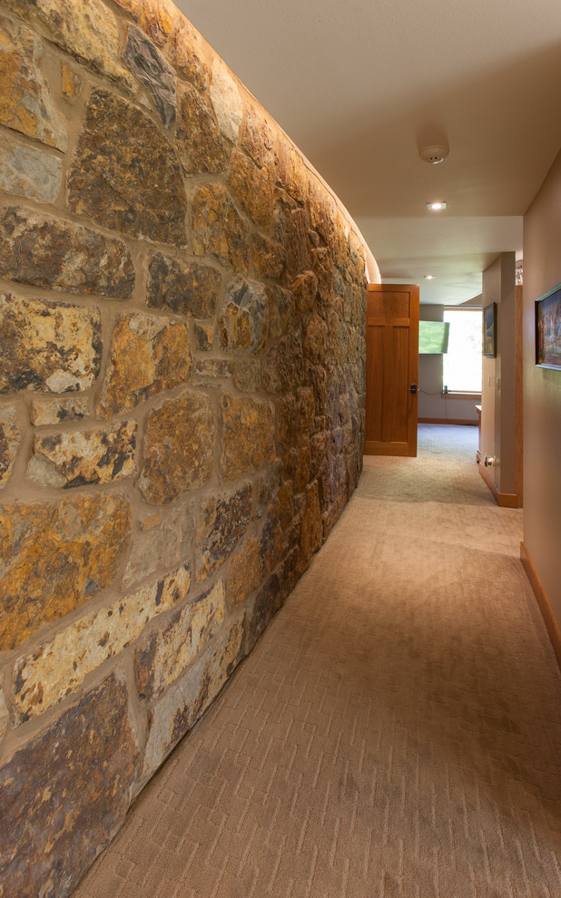 Cette image montre un couloir chalet de taille moyenne avec un mur blanc, moquette et un sol beige.