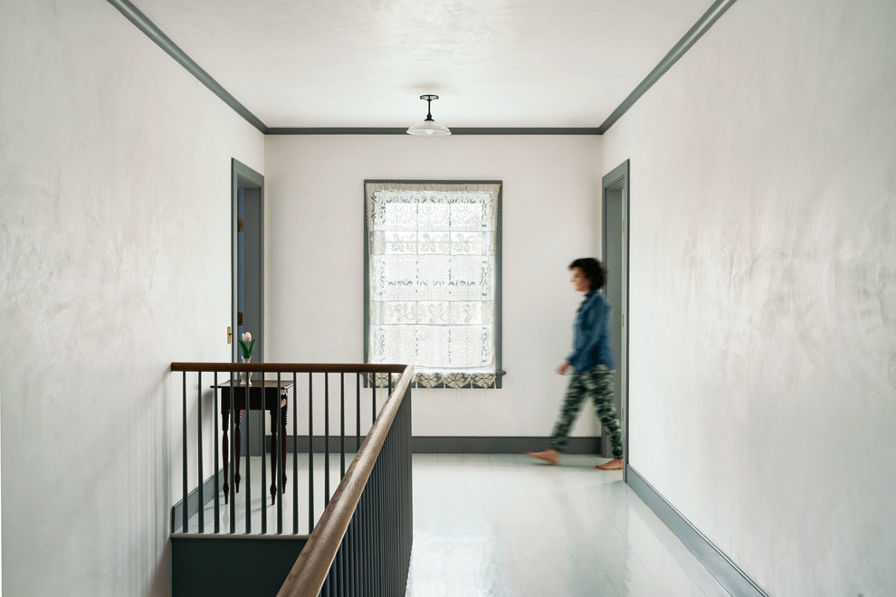 Foto de recibidores y pasillos de estilo de casa de campo con paredes blancas, suelo de madera pintada y suelo gris