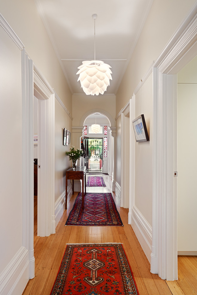 Источник вдохновения для домашнего уюта: коридор среднего размера в викторианском стиле с белыми стенами и светлым паркетным полом