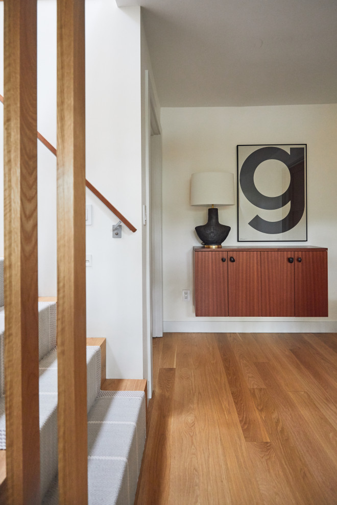 Источник вдохновения для домашнего уюта: коридор в современном стиле с белыми стенами и коричневым полом
