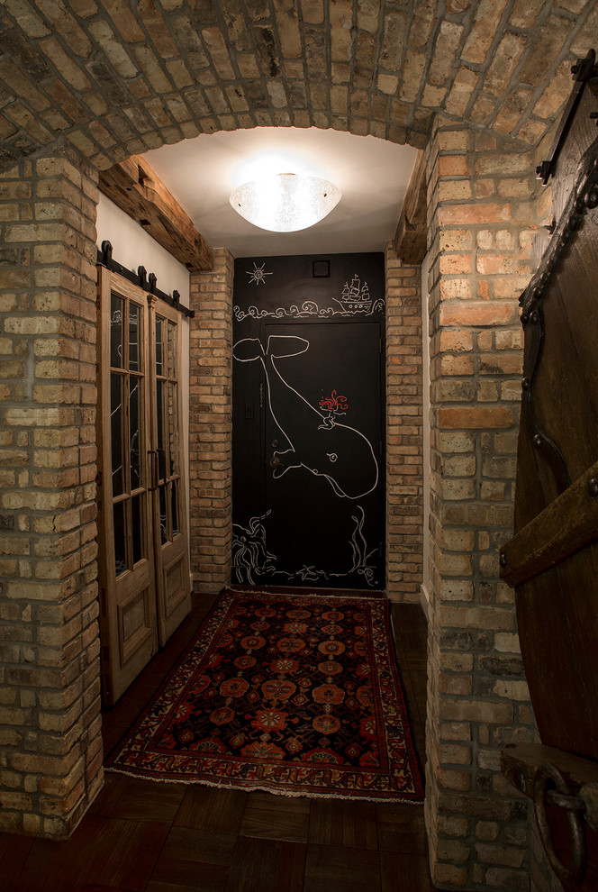 Idee per un piccolo ingresso o corridoio boho chic con pareti rosse, parquet scuro e pavimento marrone