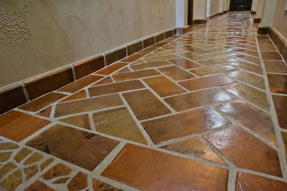 Immagine di un grande ingresso o corridoio rustico con pareti beige e pavimento in terracotta