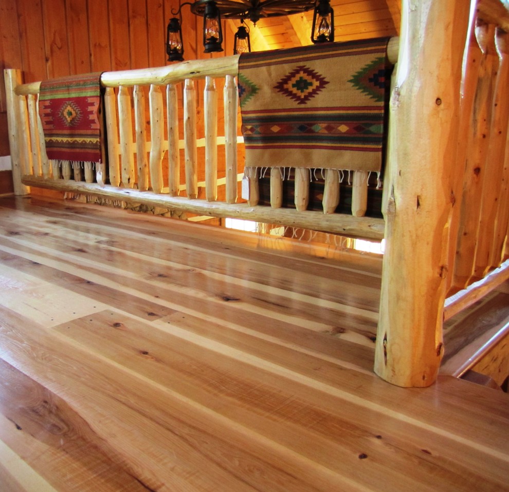 Modelo de recibidores y pasillos rurales con suelo de madera en tonos medios
