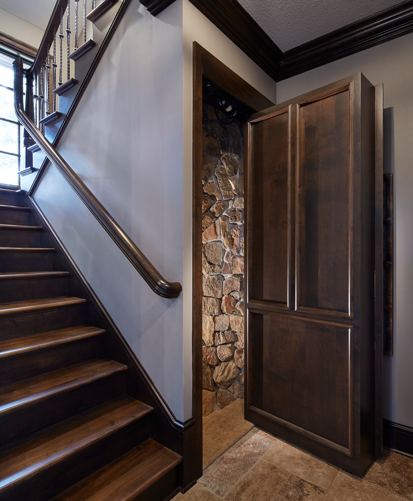 Idee per un grande ingresso o corridoio tradizionale con pareti grigie, pavimento beige e pavimento in pietra calcarea