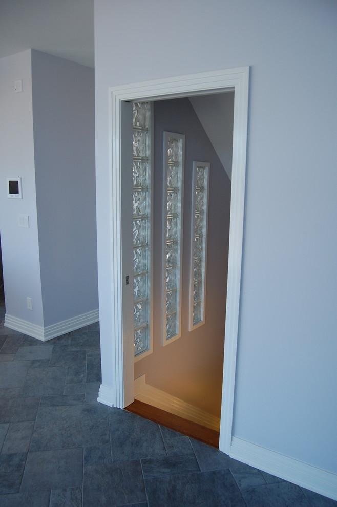 На фото: коридор среднего размера в современном стиле с серыми стенами, полом из сланца и серым полом с