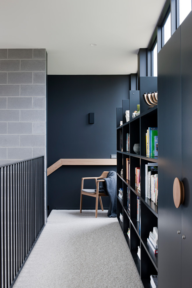 Стильный дизайн: коридор в современном стиле с синими стенами, ковровым покрытием и белым полом - последний тренд