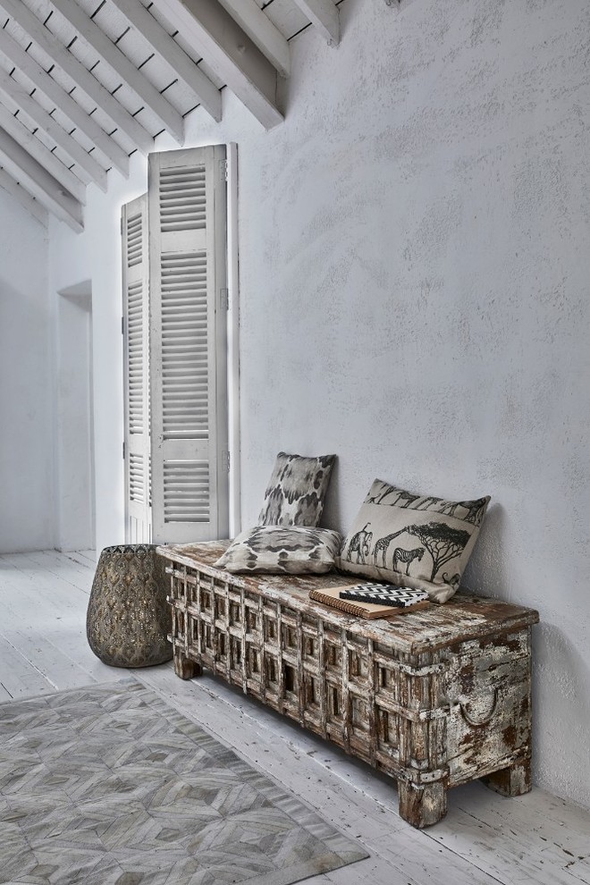 Источник вдохновения для домашнего уюта: коридор в средиземноморском стиле с деревянным полом и белым полом
