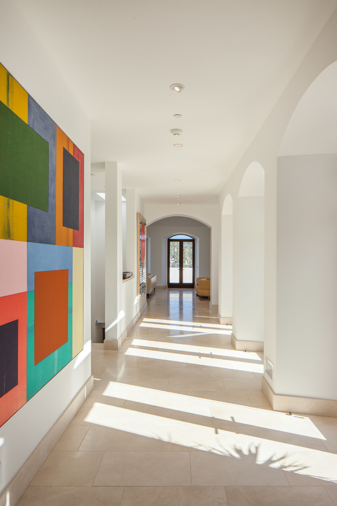 Стильный дизайн: коридор в средиземноморском стиле с белыми стенами - последний тренд