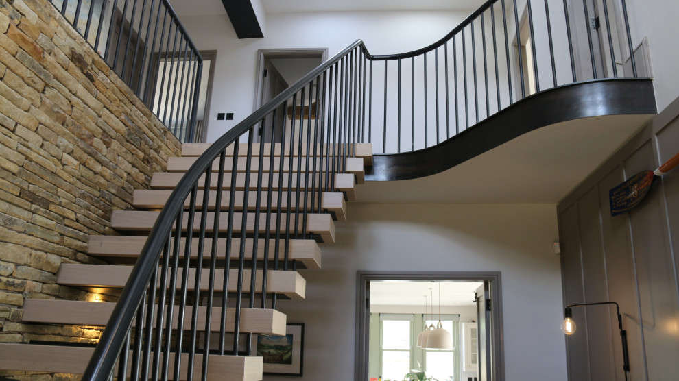 Источник вдохновения для домашнего уюта: большая лестница в современном стиле