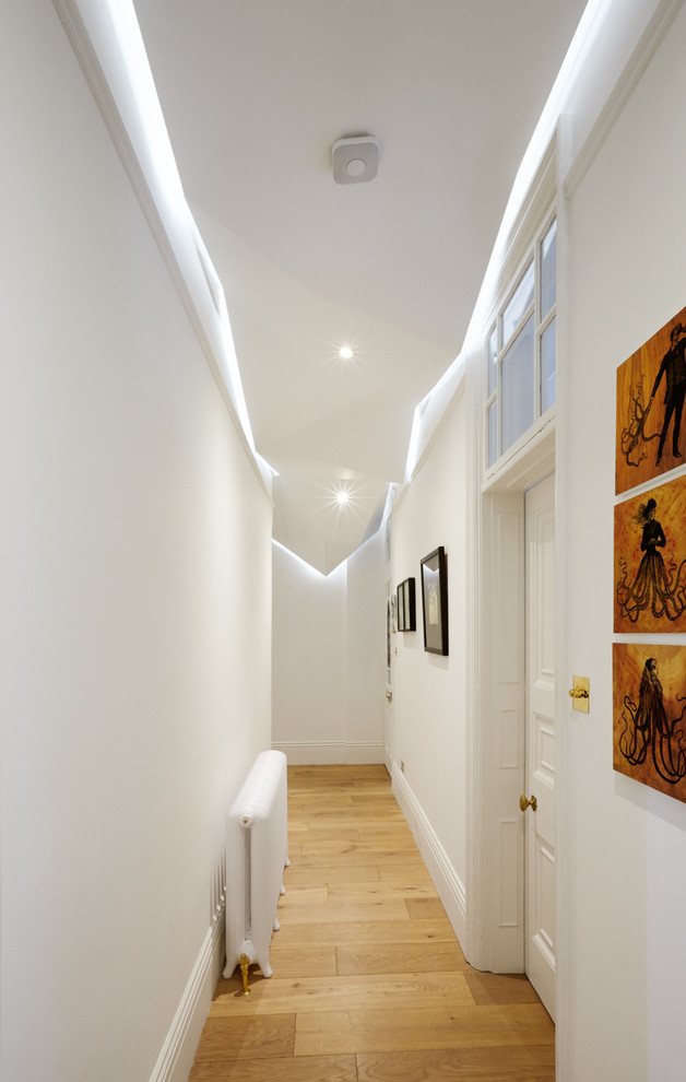 Klassischer Flur mit weißer Wandfarbe und hellem Holzboden in London