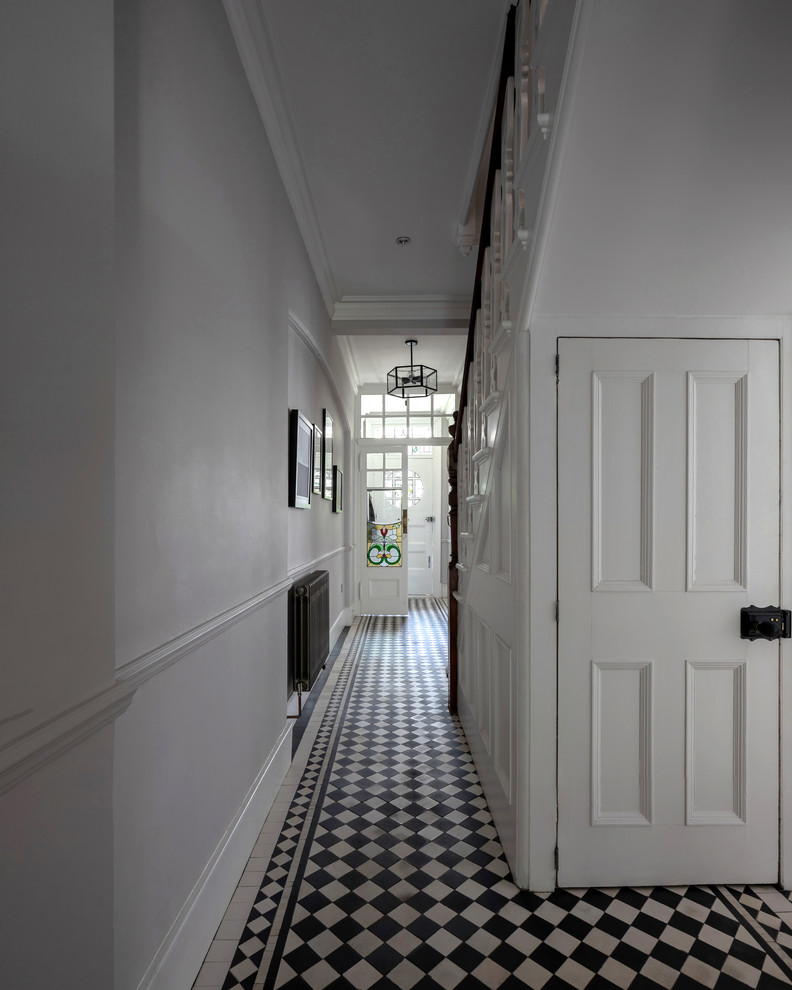 Свежая идея для дизайна: коридор среднего размера в викторианском стиле с бежевыми стенами, полом из керамогранита и разноцветным полом - отличное фото интерьера