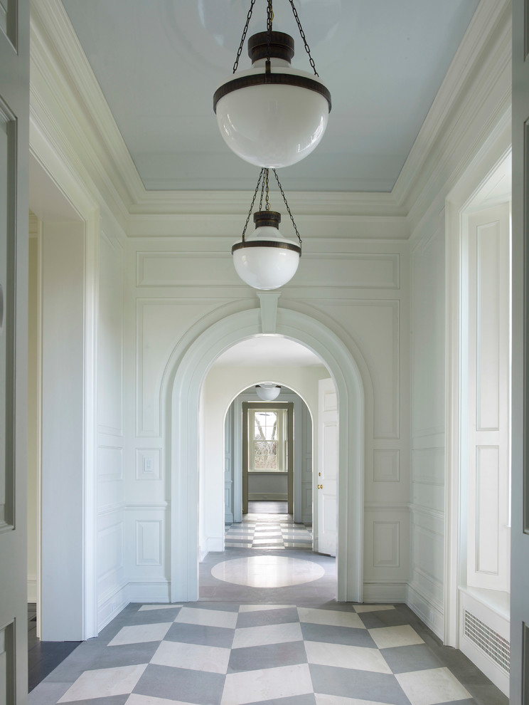 Пример оригинального дизайна: огромный коридор в стиле модернизм с белыми стенами и полом из терракотовой плитки